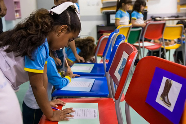 Dan�a da cadeira - Col�gio Le Perini. Educa��o Infantil e Ensino Fundamental. Indaiatuba, SP