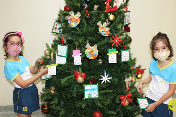 Montando a rvore de Natal - Colgio Le Perini. Educao Infantil e Ensino Fundamental. Indaiatuba, SP