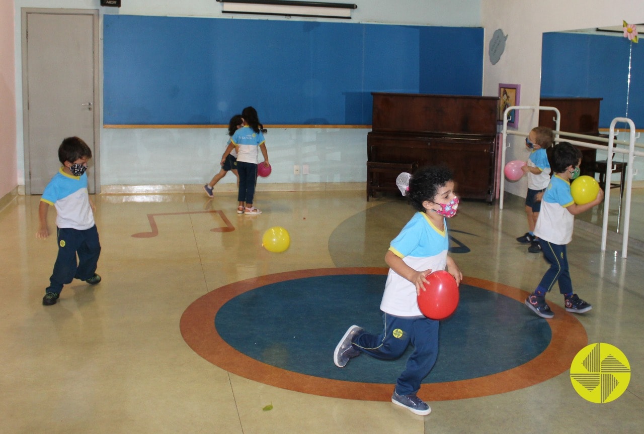 Correr, pular, danar, brincar - Colgio Le Perini. Educao Infantil e Ensino Fundamental. Indaiatuba, SP