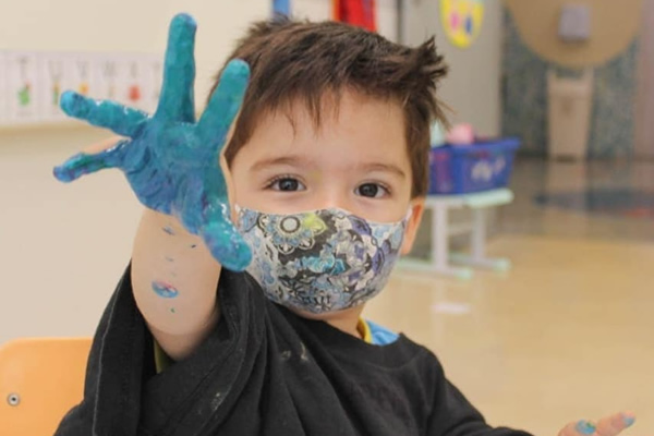 Pintando com os Dedinhos - Colgio Le Perini. Educao Infantil e Ensino Fundamental. Indaiatuba, SP