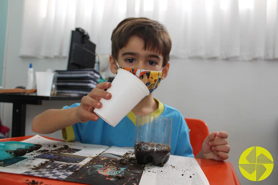 Plantio na Escola - Colgio Le Perini. Educao Infantil e Ensino Fundamental. Indaiatuba, SP