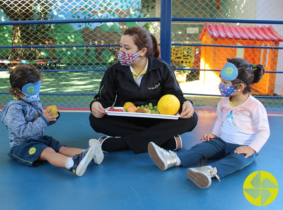 Conhecendo as frutas - Colgio Le Perini. Educao Infantil e Ensino Fundamental. Indaiatuba, SP