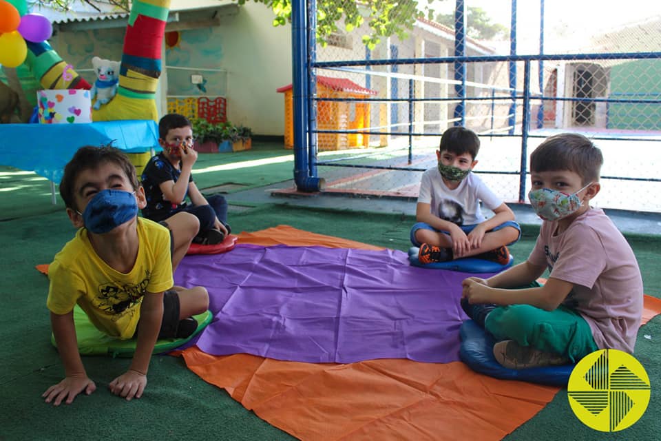 Festa do Colorido - Colgio Le Perini. Educao Infantil e Ensino Fundamental. Indaiatuba, SP