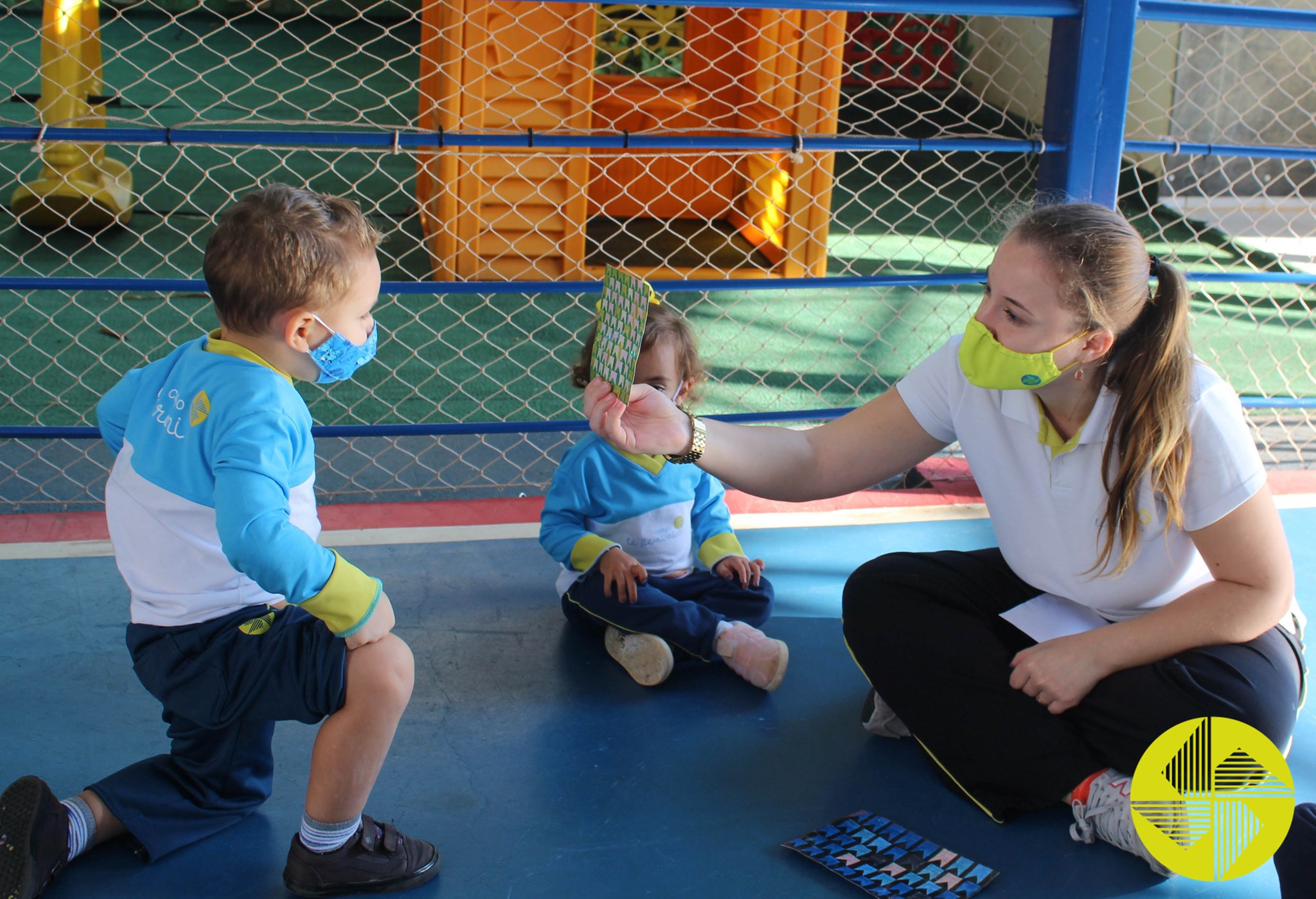 Bandeirinhas - Colgio Le Perini. Educao Infantil e Ensino Fundamental. Indaiatuba, SP