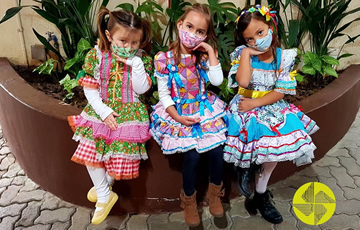 E o nosso Arrai continua com muita diverso - Colgio Le Perini. Educao Infantil e Ensino Fundamental. Indaiatuba, SP