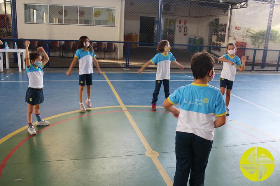 Brincar ao ar livre - Colgio Le Perini. Educao Infantil e Ensino Fundamental. Indaiatuba, SP