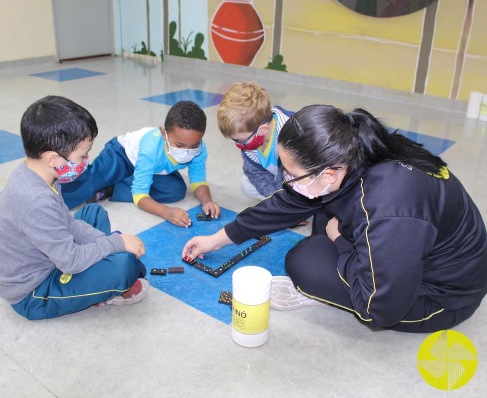 Jogo de Domin - Colgio Le Perini. Educao Infantil e Ensino Fundamental. Indaiatuba, SP