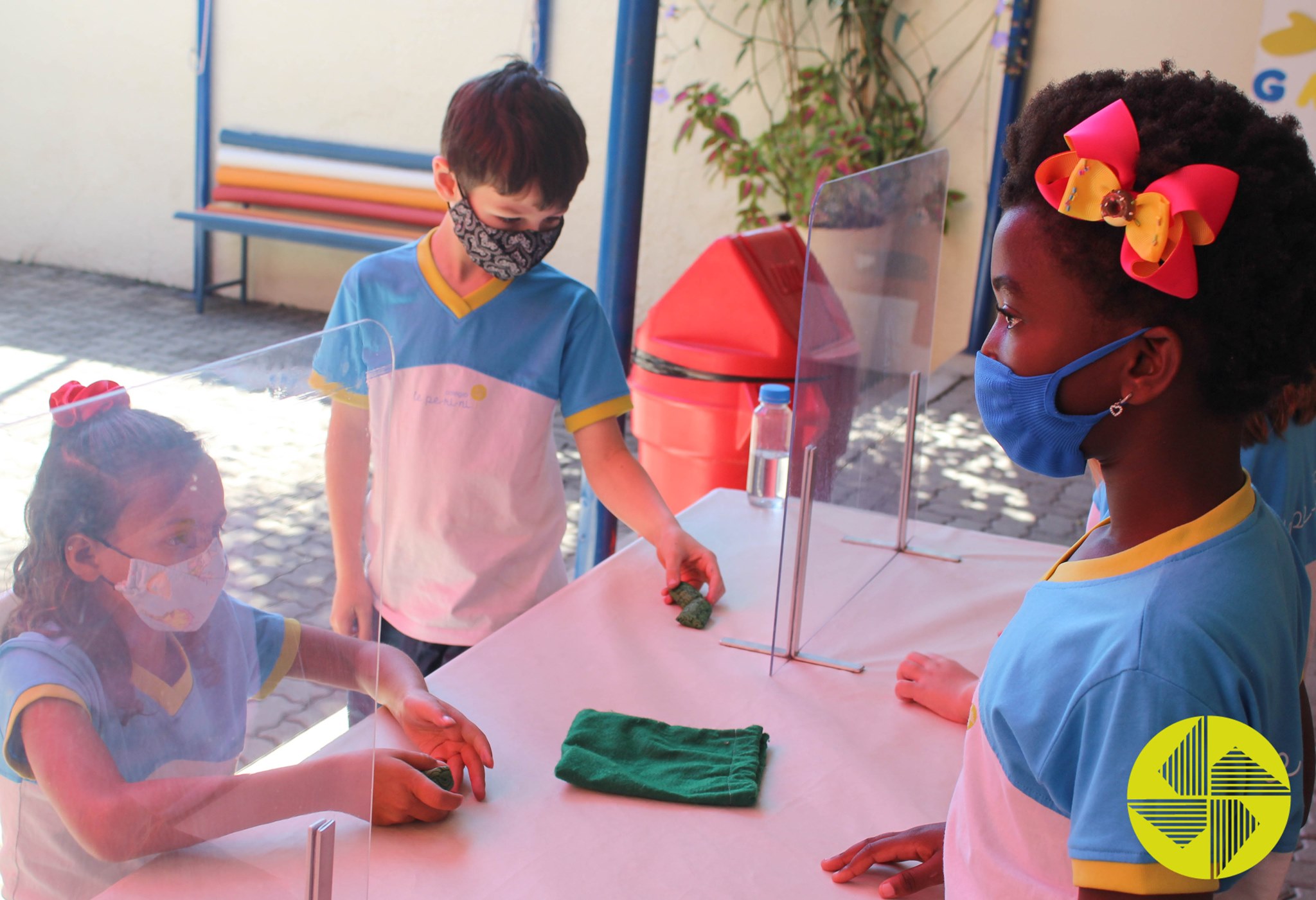 Brinquedos e brincadeiras tradicionais - Colgio Le Perini. Educao Infantil e Ensino Fundamental. Indaiatuba, SP