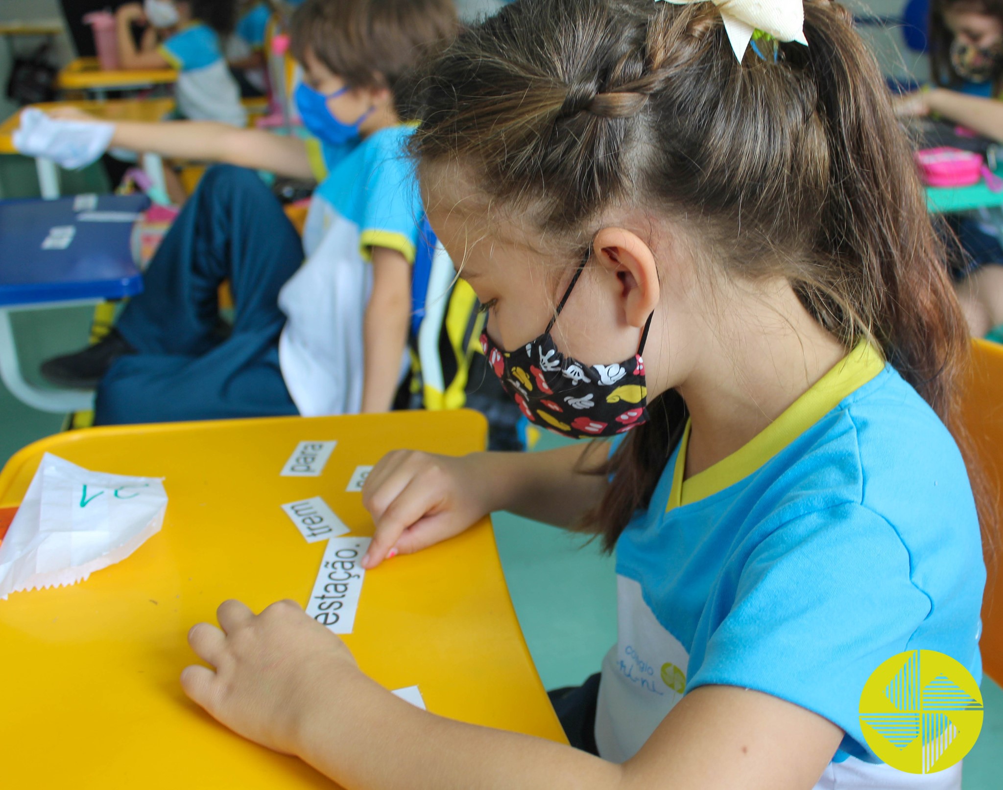 Saquinhos Surpresa - Colgio Le Perini. Educao Infantil e Ensino Fundamental. Indaiatuba, SP