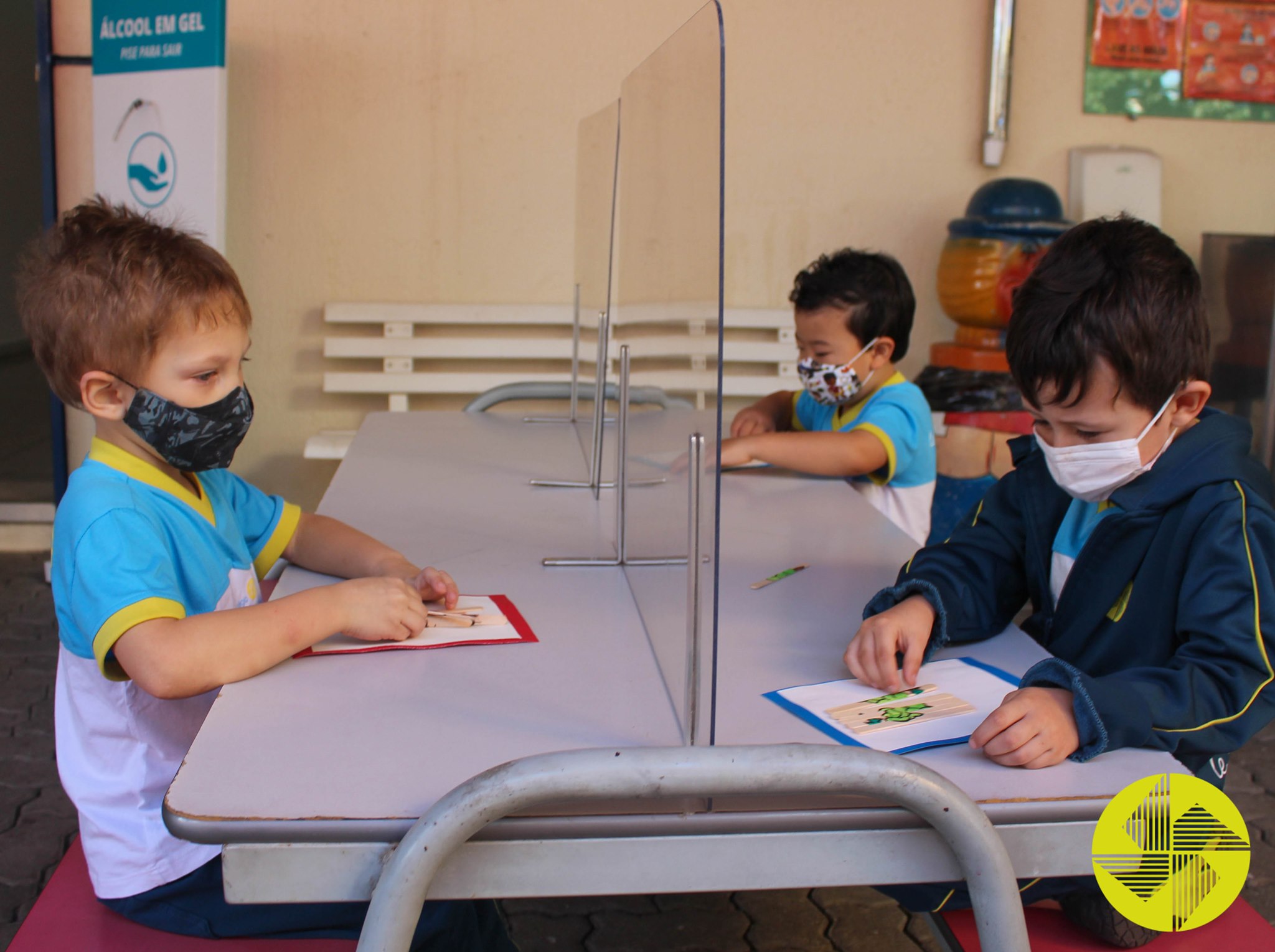 O ratinho, o morango vermelho maduro e o grande urso esfomeado - Colgio Le Perini. Educao Infantil e Ensino Fundamental. Indaiatuba, SP