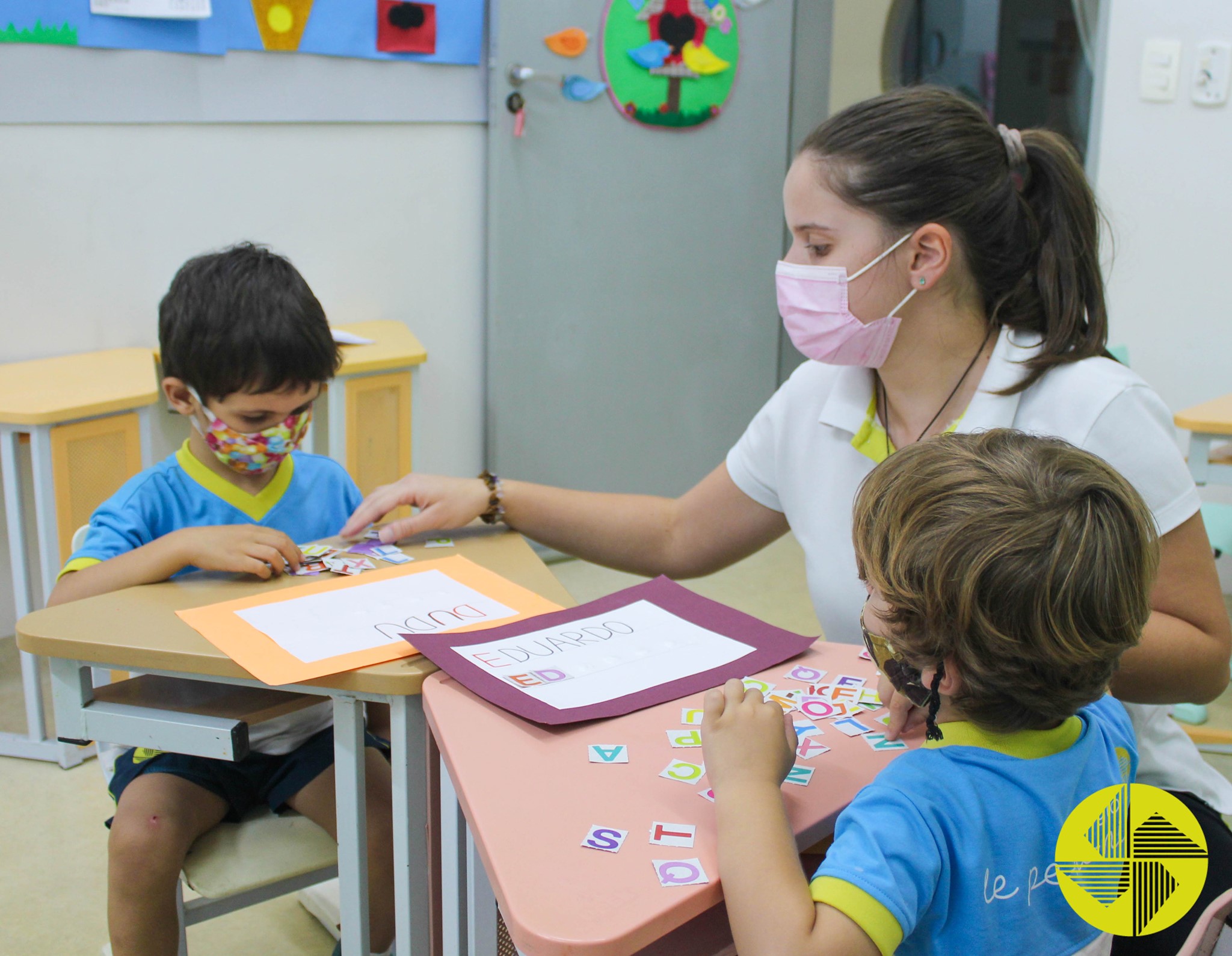 Letras do Alfabeto - Colgio Le Perini. Educao Infantil e Ensino Fundamental. Indaiatuba, SP