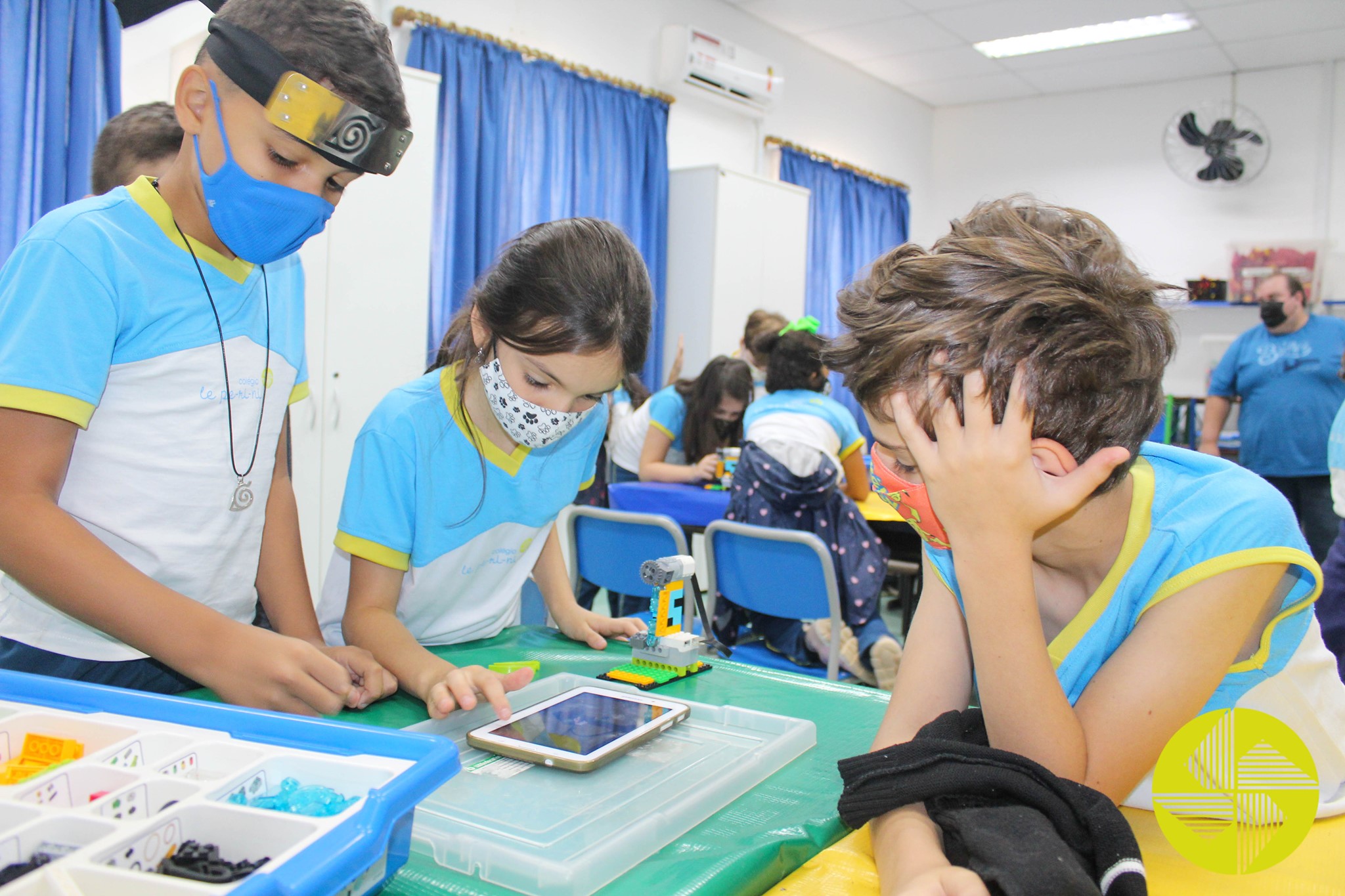 Campo de futebol com Lego - Colgio Le Perini. Educao Infantil e Ensino Fundamental. Indaiatuba, SP