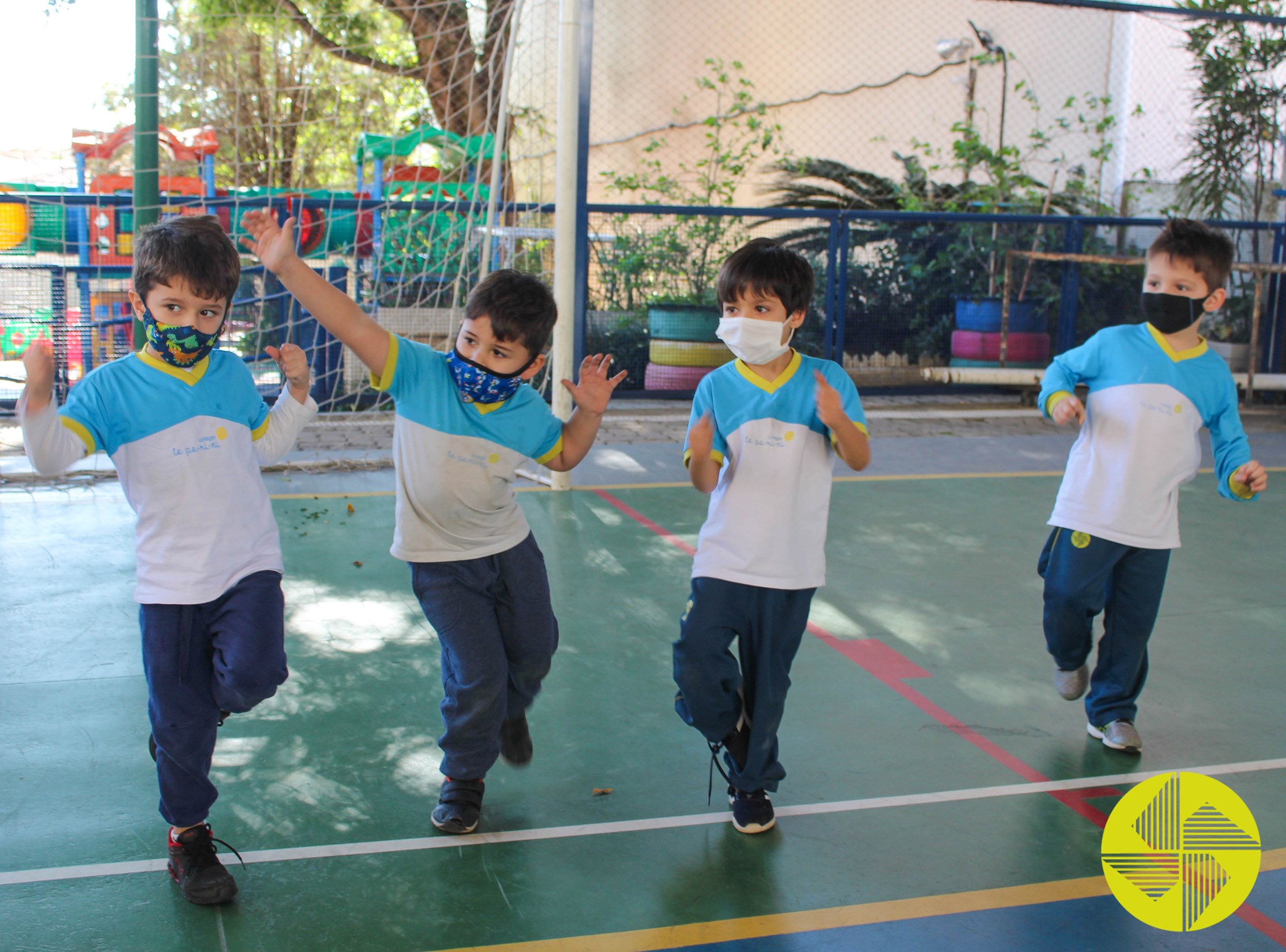 Brincando com os amigos e professores - Colgio Le Perini. Educao Infantil e Ensino Fundamental. Indaiatuba, SP