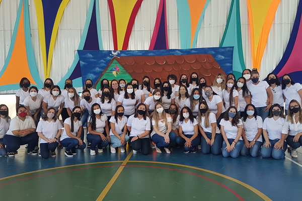 A equipe Le Perini espera por vocs na Exposio de Arte e Mostra Literria - Colgio Le Perini. Educao Infantil e Ensino Fundamental. Indaiatuba, SP