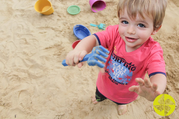Brincando na areia - Colgio Le Perini. Educao Infantil e Ensino Fundamental. Indaiatuba, SP