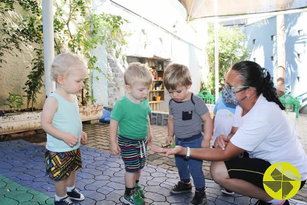 Dona Lagarta - Colgio Le Perini. Educao Infantil e Ensino Fundamental. Indaiatuba, SP