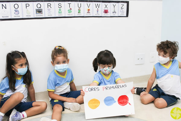 Trabalhando as cores primrias - Colgio Le Perini. Educao Infantil e Ensino Fundamental. Indaiatuba, SP