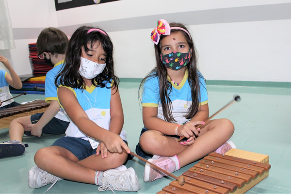 Tirando notas musicais no xilofone! - Colégio Le Perini. Educação Infantil e Ensino Fundamental. Indaiatuba, SP