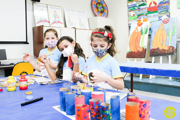 Confeccionando os adereos para a nossa Festa dos Coloridos! - Colgio Le Perini. Educao Infantil e Ensino Fundamental. Indaiatuba, SP