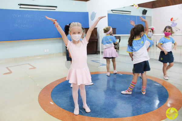 1,2,3 e 4 dobro a perna e dou um salto! - Colgio Le Perini. Educao Infantil e Ensino Fundamental. Indaiatuba, SP