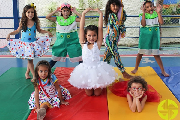 27/03 - Feliz Dia do Circo! - Colgio Le Perini. Educao Infantil e Ensino Fundamental. Indaiatuba, SP