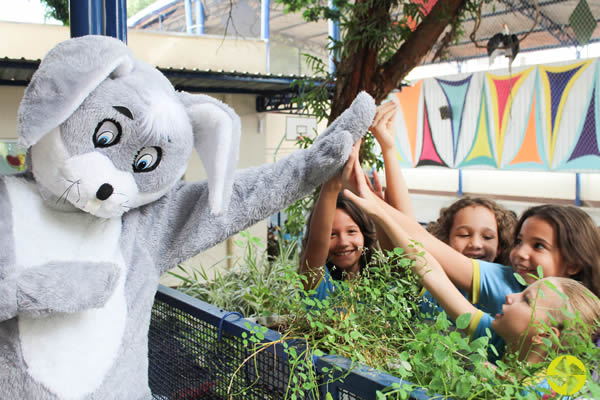 Caa aos ovos - Colgio Le Perini. Educao Infantil e Ensino Fundamental. Indaiatuba, SP