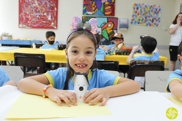 Arte com materiais reciclveis - Colgio Le Perini. Educao Infantil e Ensino Fundamental. Indaiatuba, SP