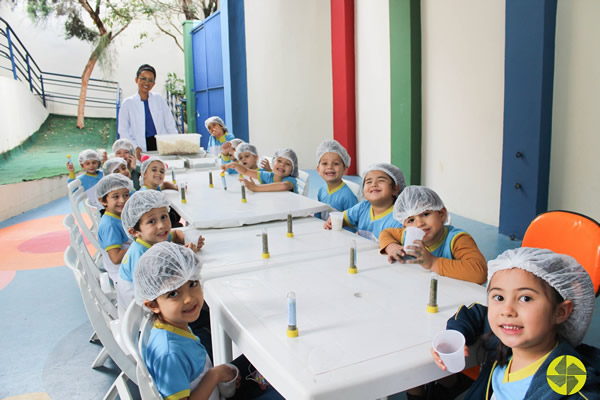 Usando temperos naturais nos alimentos - Colgio Le Perini. Educao Infantil e Ensino Fundamental. Indaiatuba, SP