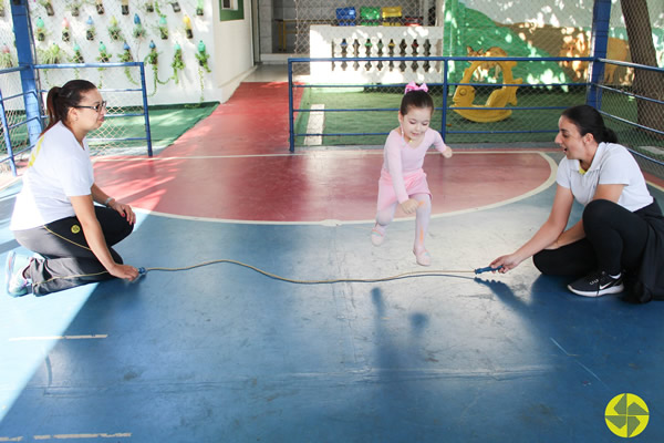 Pular Corda - Colégio Le Perini. Educação Infantil e Ensino Fundamental. Indaiatuba, SP