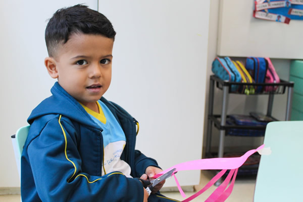 Recorte com tesoura - Colgio Le Perini. Educao Infantil e Ensino Fundamental. Indaiatuba, SP