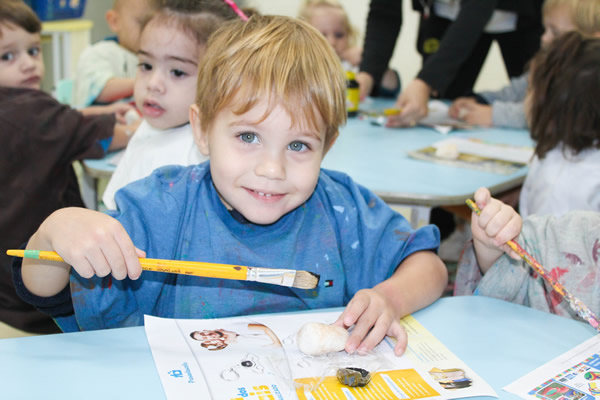 Pintando as pedrinhas - Colégio Le Perini. Educação Infantil e Ensino Fundamental. Indaiatuba, SP