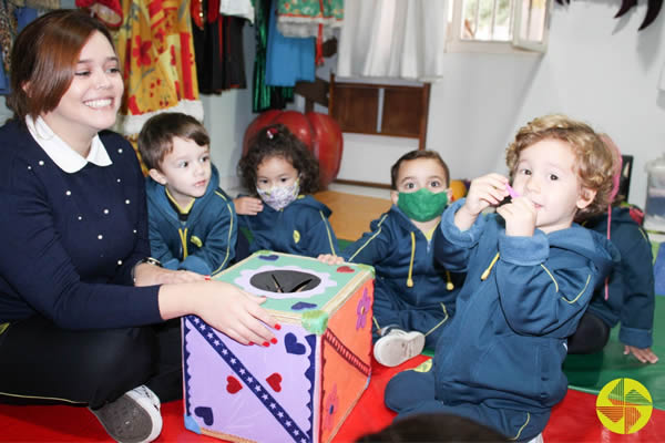 Aprender brincando! - Colgio Le Perini. Educao Infantil e Ensino Fundamental. Indaiatuba, SP