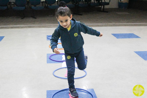 Trabalhando a motricidade - Colgio Le Perini. Educao Infantil e Ensino Fundamental. Indaiatuba, SP