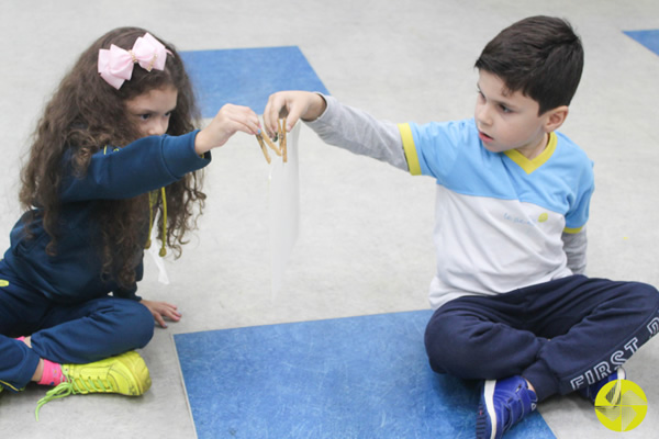 Pegar a Folha - Colgio Le Perini. Educao Infantil e Ensino Fundamental. Indaiatuba, SP