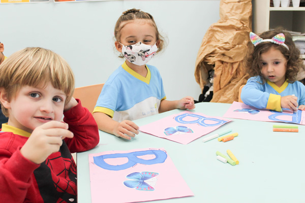 Conhecendo as letras, seus sons e formatos - Colgio Le Perini. Educao Infantil e Ensino Fundamental. Indaiatuba, SP