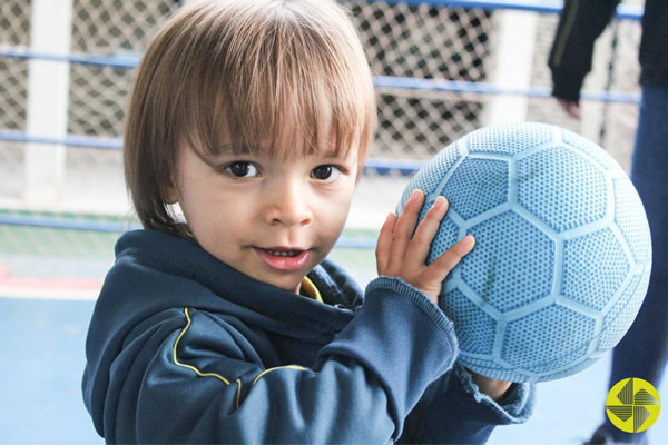 Brincando com Bola - Colgio Le Perini. Educao Infantil e Ensino Fundamental. Indaiatuba, SP