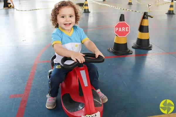 Frederico e Valentina - Colgio Le Perini. Educao Infantil e Ensino Fundamental. Indaiatuba, SP