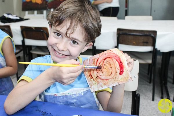 Colorindo com tintas naturais! - Colgio Le Perini. Educao Infantil e Ensino Fundamental. Indaiatuba, SP