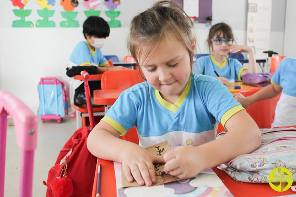 Desenho s cegas! - Colgio Le Perini. Educao Infantil e Ensino Fundamental. Indaiatuba, SP