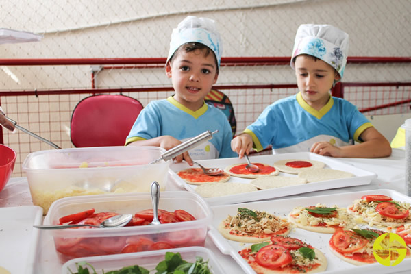 Quais alimentos so saudveis? - Colgio Le Perini. Educao Infantil e Ensino Fundamental. Indaiatuba, SP