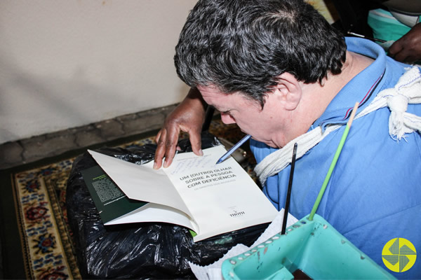 O artista Ivanildo Gomes na Exposio de Artes e Mostra Literria - Colgio Le Perini. Educao Infantil e Ensino Fundamental. Indaiatuba, SP