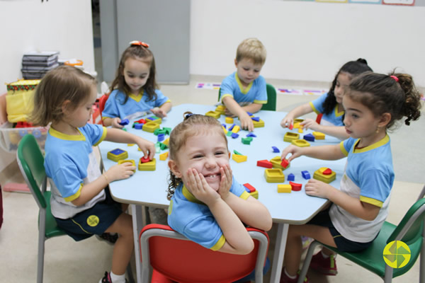 Montando peças de encaixe! - Colégio Le Perini. Educação Infantil e Ensino Fundamental. Indaiatuba, SP