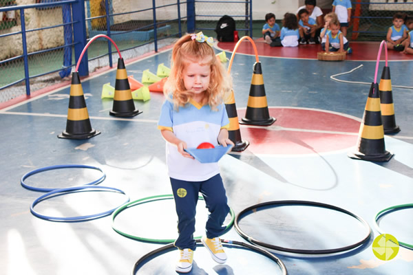 Levando a fruta ao destino certo - Colégio Le Perini. Educação Infantil e Ensino Fundamental. Indaiatuba, SP