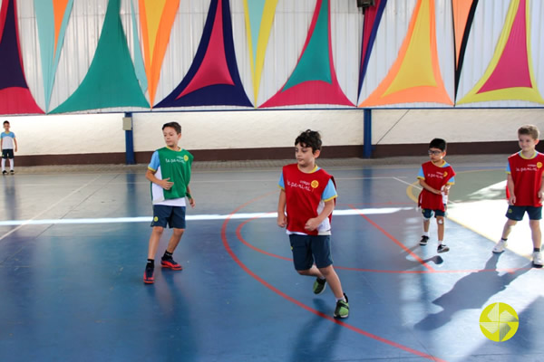 Vamos jogar! - Colgio Le Perini. Educao Infantil e Ensino Fundamental. Indaiatuba, SP