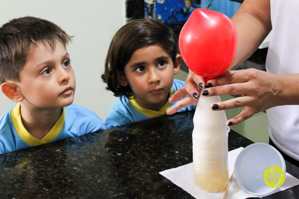 Fazendo o balo encher! - Colgio Le Perini. Educao Infantil e Ensino Fundamental. Indaiatuba, SP