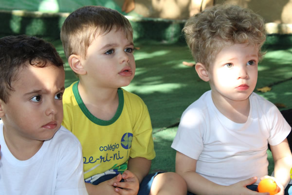 As frutas so nossas amigas! - Colgio Le Perini. Educao Infantil e Ensino Fundamental. Indaiatuba, SP