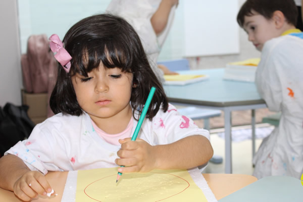 Perfurando o isopor - Colgio Le Perini. Educao Infantil e Ensino Fundamental. Indaiatuba, SP