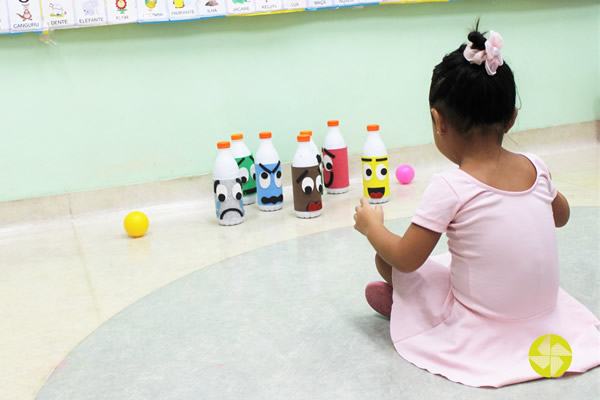 Boliche das Emoes! - Colgio Le Perini. Educao Infantil e Ensino Fundamental. Indaiatuba, SP