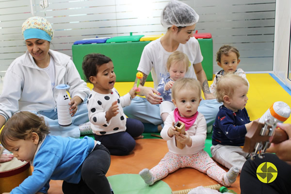 Aula de Msica em clima de Festa Junina! - Colgio Le Perini. Educao Infantil e Ensino Fundamental. Indaiatuba, SP