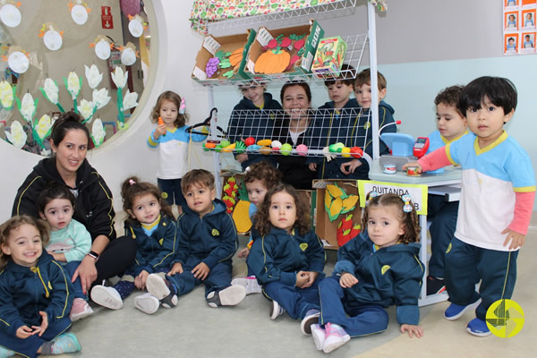 Escolhendo alimentos saudveis na 'quitanda' do Maternal I B - Colgio Le Perini. Educao Infantil e Ensino Fundamental. Indaiatuba, SP